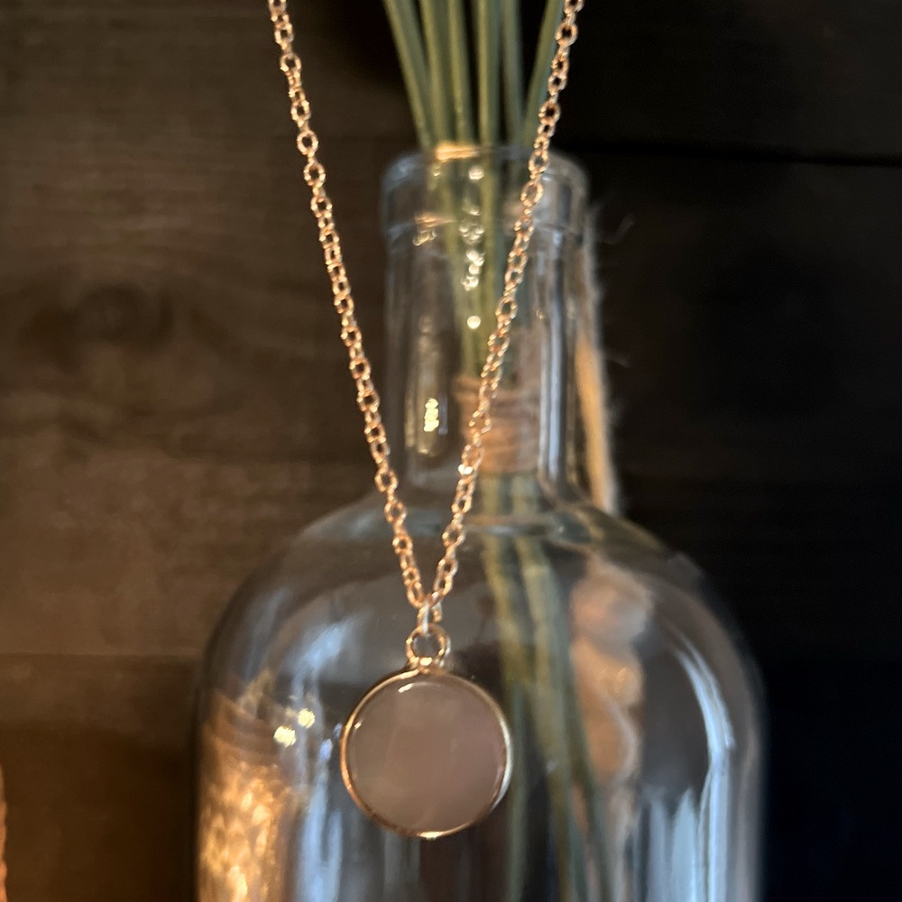 Beautiful and elegant. Moonstone Agate and gold pendant - 18”